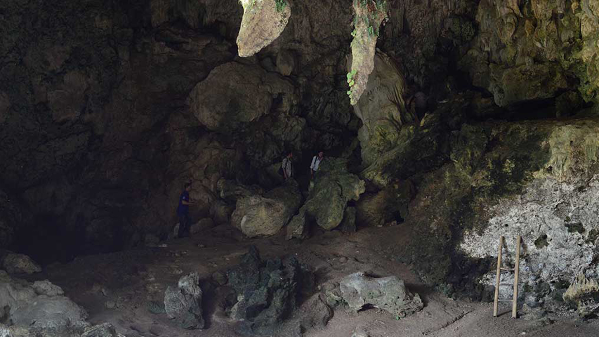 Beberapa pengunjung terlihat sedang menapaki gua Liang Bua. Dok. Pribadi.