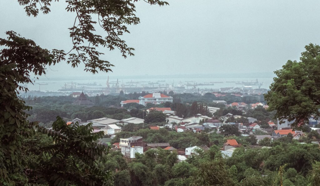 Pemandangan laut dan kota yang dilihat dari bukit Giri. Sumber: Dok. Gata Mahardika